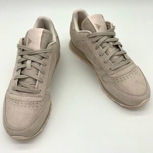 NWOT Genuine suede beige, nude reebok sneakers size W 10 monophonic color
